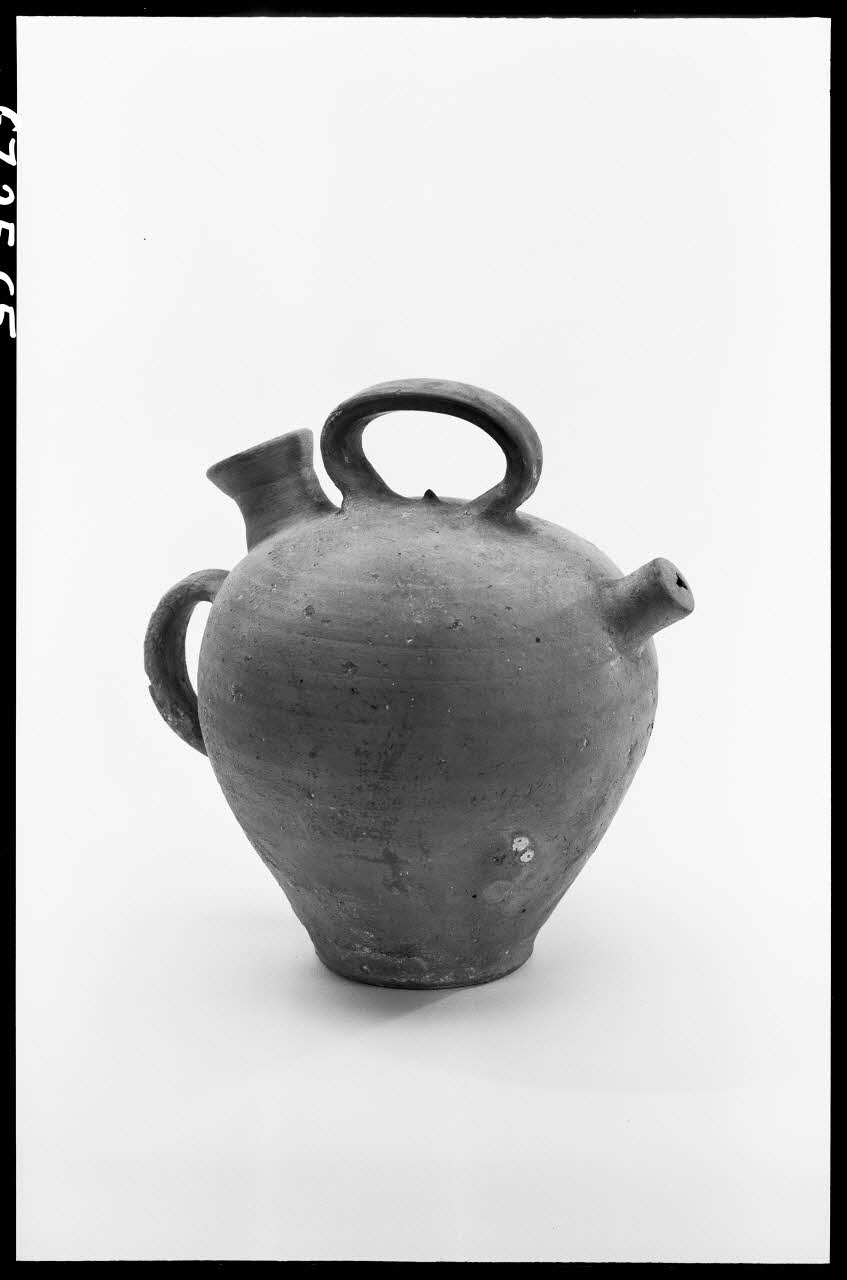 Alain Guey photographie Pichet en terre cuite à deux anses et deux goulots Ile-de-France, France 1967/3/1 Ph.1967.25.65 Photo
