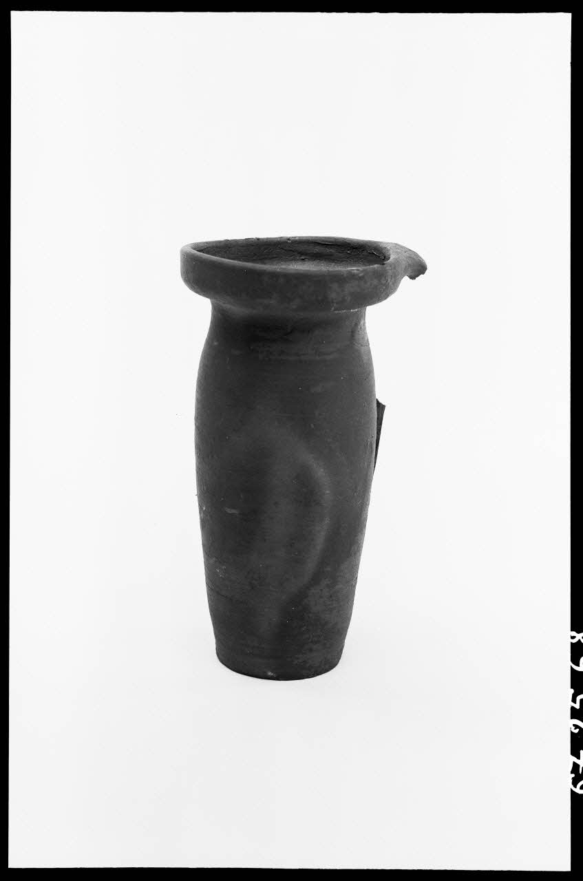Alain Guey photographie Vase funéraire. Poterie à anse latérale Ile-de-France, France 1967/3/1 Ph.1967.25.68 Photo