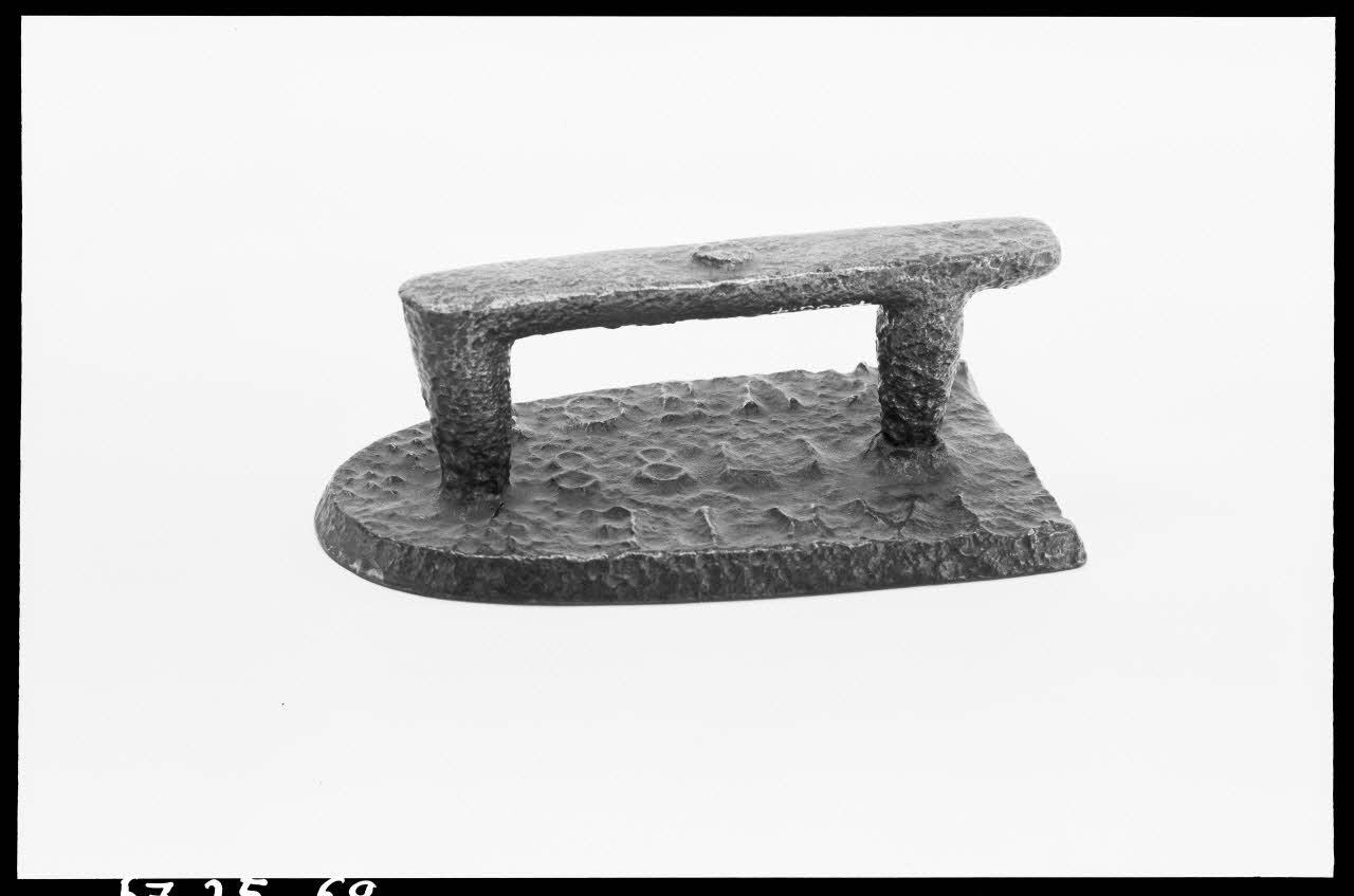 Alain Guey photographie Fer à repasser en fer forgé Ile-de-France, France 1967/3/1 Ph.1967.25.69 Photo