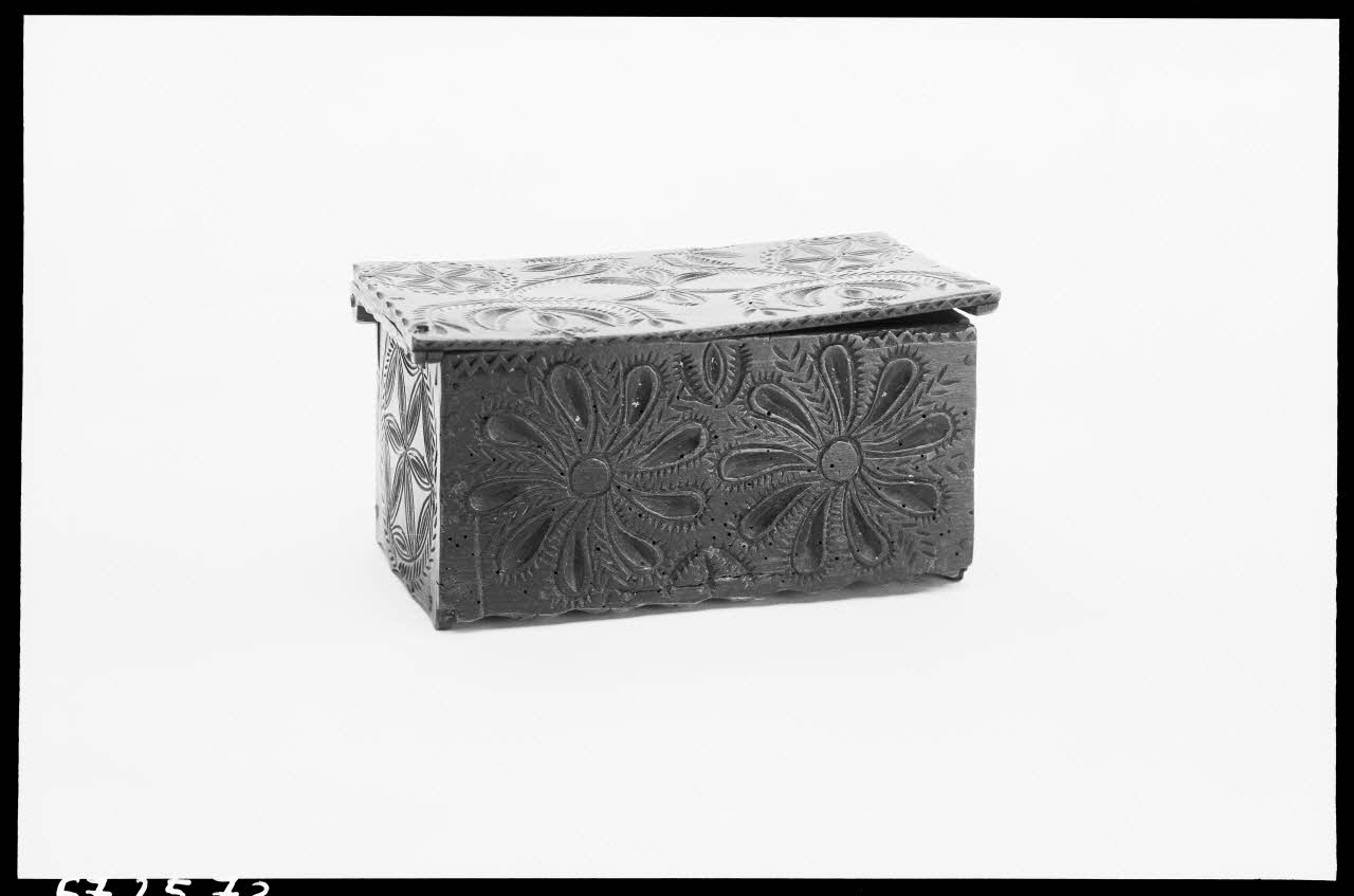 Alain Guey photographie Coffret en bois sculpté à motifs d'étoiles Ile-de-France, France 1967/3/1 Ph.1967.25.73 Photo