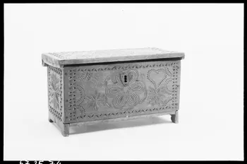 Alain Guey photographie Coffret en bois sculpté à motifs d'étoiles. Coffret à serrure Ile-de-France, France 1967/3/1 Ph.1967.25.74 Photo