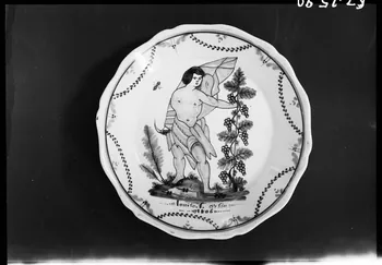 Alain Guey photographie Assiette polychrome avec personnage, raisons et inscription "Louise F. Orsin. 1806" Ile-de-France, France 1967/3/1 Ph.1967.25.90 Photo