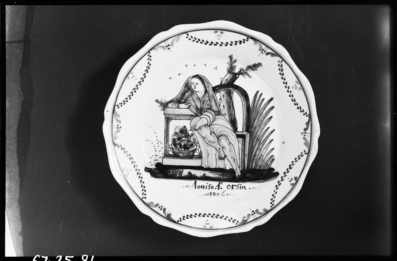 Alain Guey photographie Assiette polychrome avec personnage assis et inscription "Louise F. Orsin. 1806" Ile-de-France, France 1967/3/1 Ph.1967.25.91 Photo