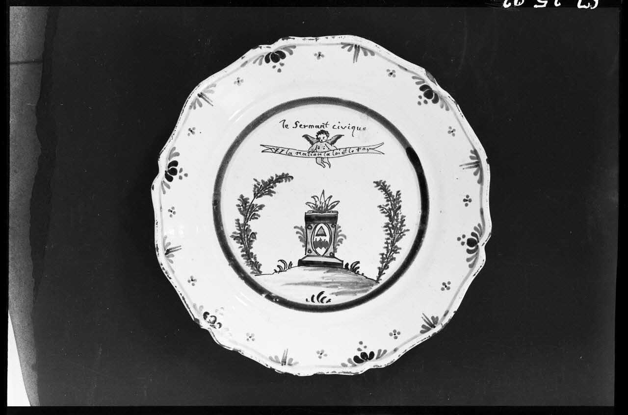 Alain Guey photographie "Le Serment Civique - la nation, la loi, le roy". Assiette polychrome avec devise patriotique Ile-de-France, France 1967/3/1 Ph.1967.25.92 Photo