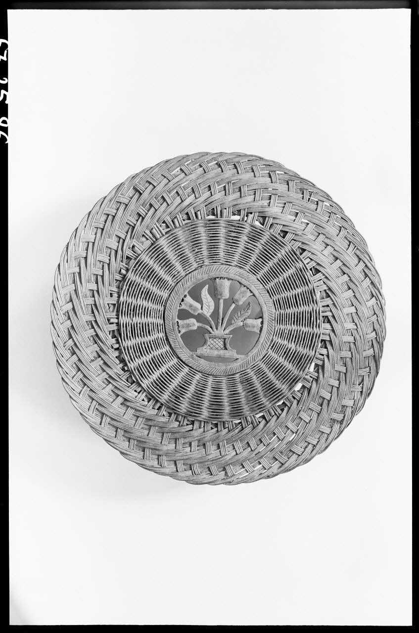 Alain Guey photographie Crêpier. Vannerie avec motif floral central en bois sculpté Ile-de-France, France 1967/3/1 Ph.1967.25.96 Photo