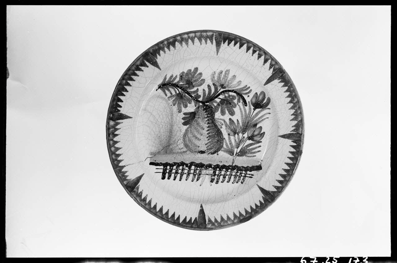 Alain Guey photographie Assiette à décor floral Ile-de-France, France 1967/4/1 Ph.1967.25.173 Photo