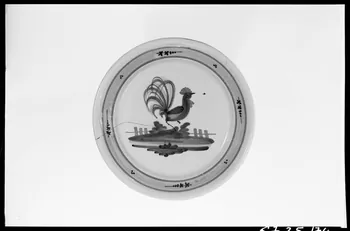 Alain Guey photographie Assiette décoré d'un coq jaune et bleu Ile-de-France, France 1967/4/1 Ph.1967.25.174 Photo