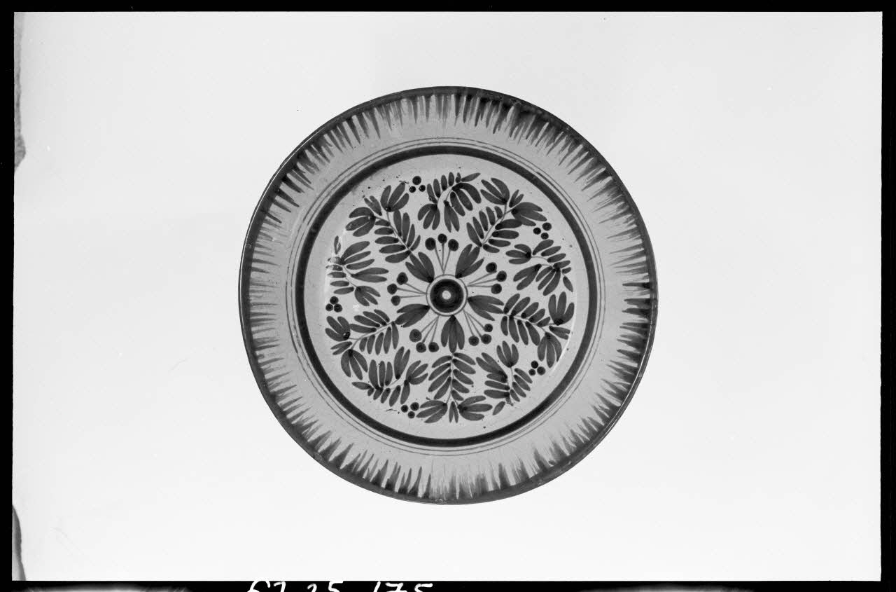 Alain Guey photographie Assiette à décor floral Ile-de-France, France 1967/4/1 Ph.1967.25.175 Photo