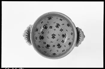 Alain Guey photographie Bol en terre émaillé à décor floral Ile-de-France, France 1967/4/1 Ph.1967.25.181 Photo