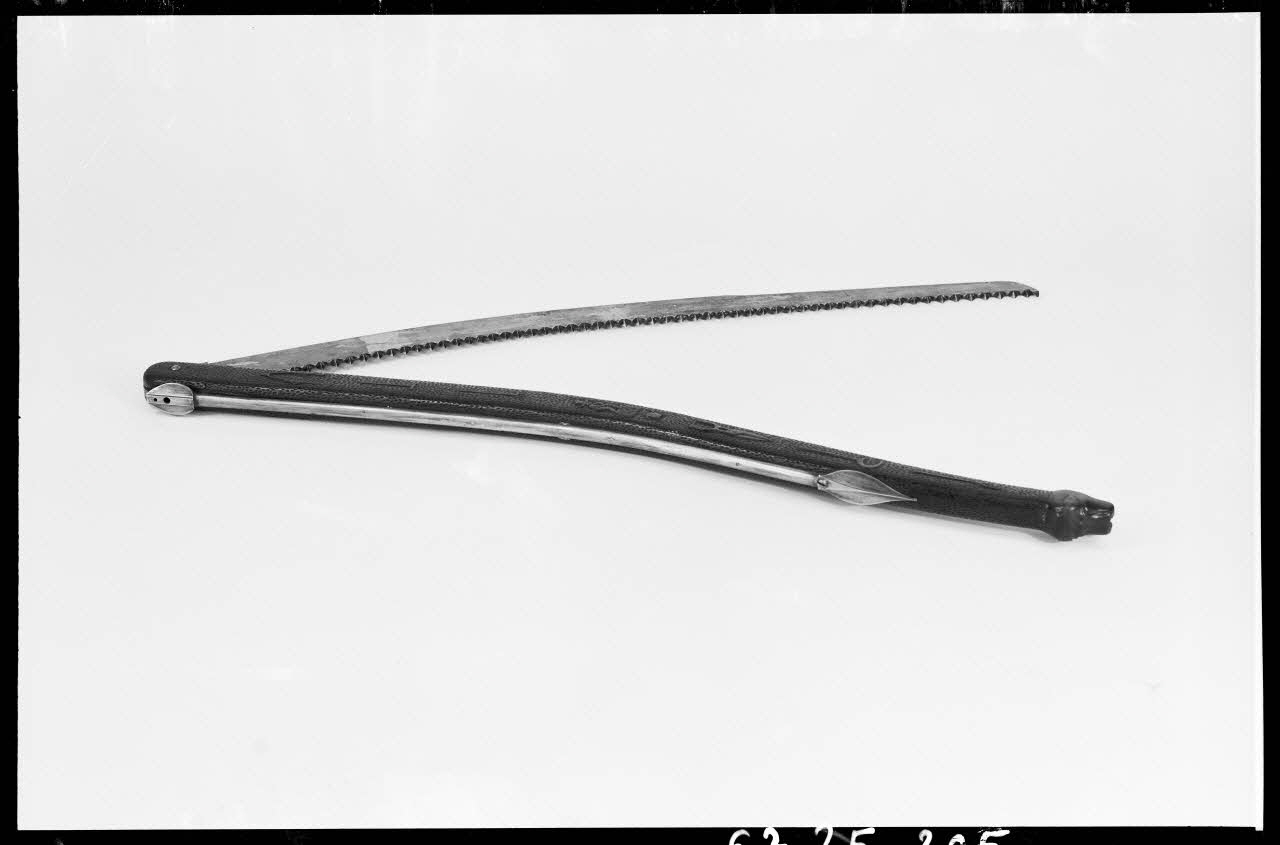 Alain Guey photographie Couteau-scie d'horticulture avec manche sculpté Ile-de-France, France 1967/4/1 Ph.1967.25.205 Photo