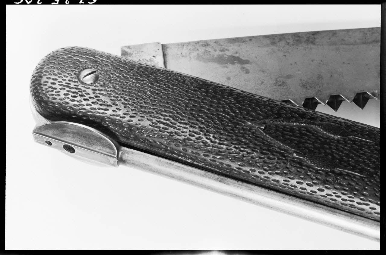 Alain Guey photographie Couteau-scie d'horticulture avec manche sculpté (détail) Ile-de-France, France 1967/4/1 Ph.1967.25.206 Photo