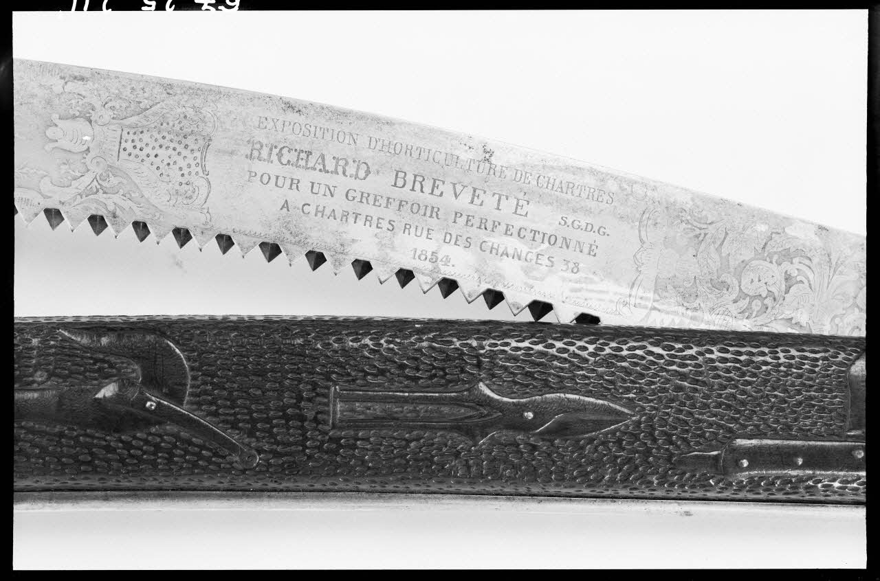 Alain Guey photographie Couteau-scie d'horticulture avec manche sculpté (détail) Ile-de-France, France 1967/4/1 Ph.1967.25.211 Photo