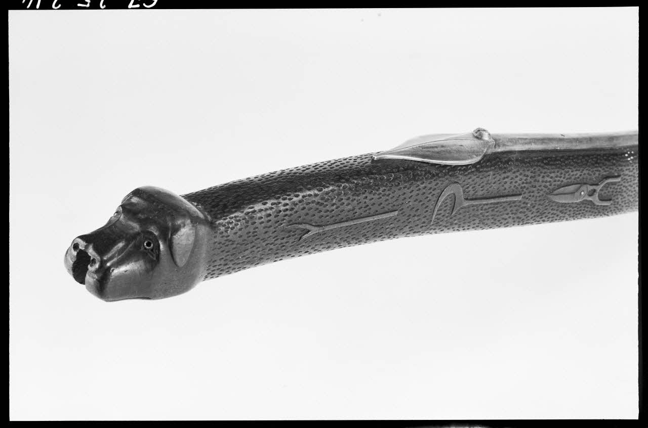 Alain Guey photographie Couteau-scie d'horticulture avec manche sculpté (détail) Ile-de-France, France 1967/4/1 Ph.1967.25.214 Photo