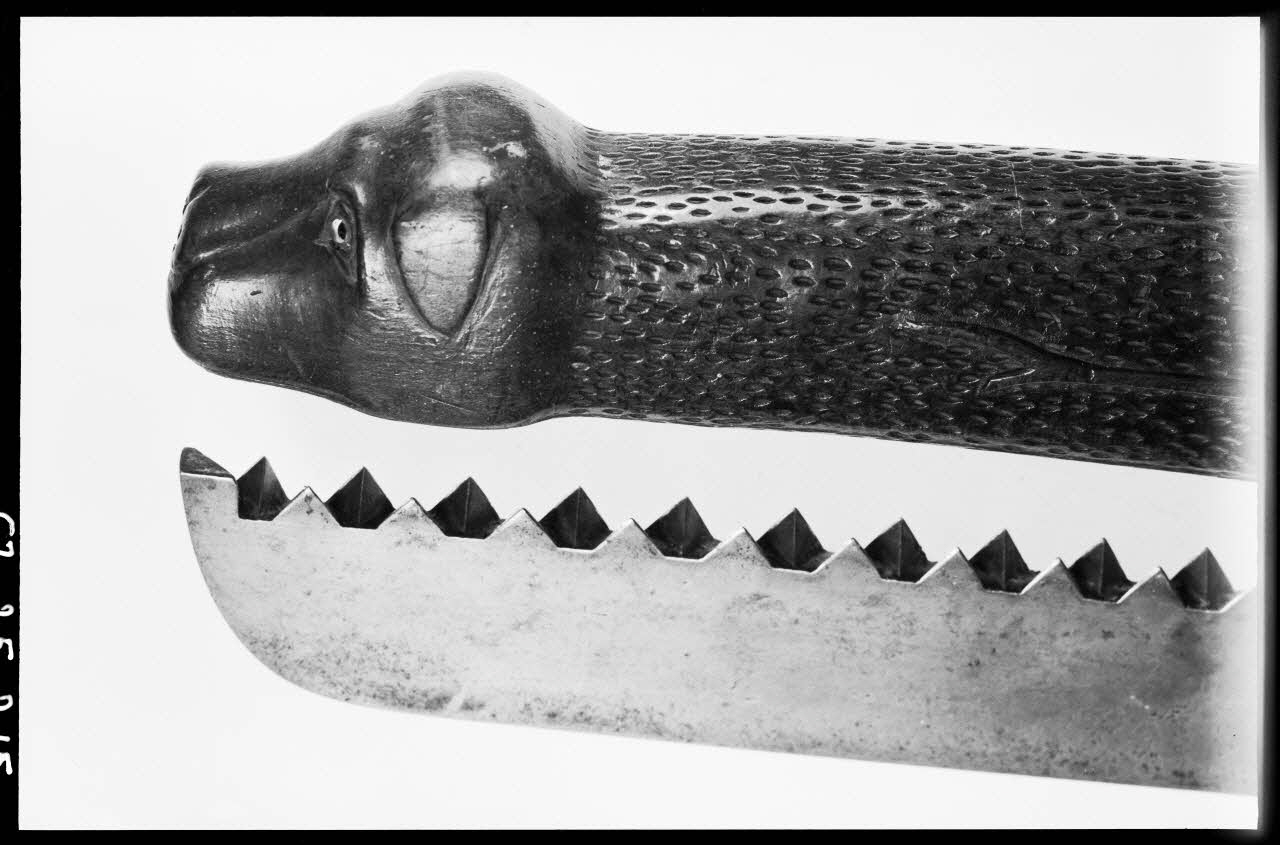 Alain Guey photographie Couteau-scie d'horticulture avec manche sculpté (détail) Ile-de-France, France 1967/4/1 Ph.1967.25.215 Photo