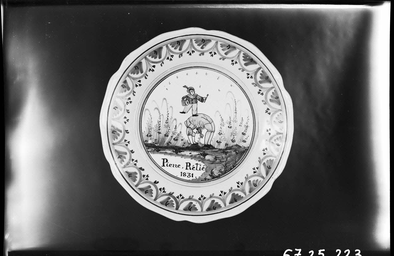Alain Guey photographie Assiette en faïence polychrome avec inscription "Pierre Rétié. 1831"#(au dos inscription "Les 4 saisons symbolisés par les 4 âges de la vie. Faïence de Nevers. 1831") Ile-de-France, France 1967/4/1 Ph.1967.25.223 Photo