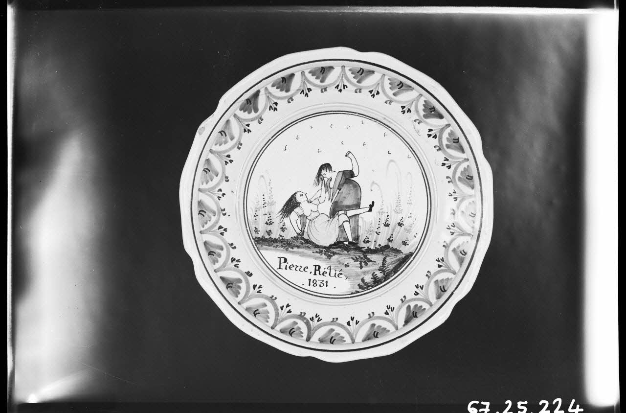 Alain Guey photographie Assiette en faïence polychrome avec inscription "Pierre Rétié. 1831" Ile-de-France, France 1967/4/1 Ph.1967.25.224 Photo