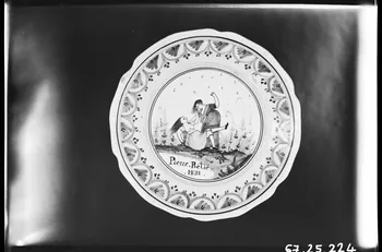 Alain Guey photographie Assiette en faïence polychrome avec inscription "Pierre Rétié. 1831" Ile-de-France, France 1967/4/1 Ph.1967.25.224  Photo