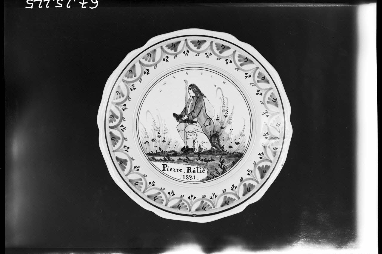 Alain Guey photographie Assiette en faïence polychrome avec inscription "Pierre Rétié. 1831" Ile-de-France, France 1967/4/1 Ph.1967.25.225 Photo