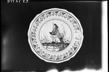 Alain Guey photographie Assiette en faïence polychrome avec inscription "Pierre Rétié. 1831" Ile-de-France, France 1967/4/1 Ph.1967.25.225 Photo