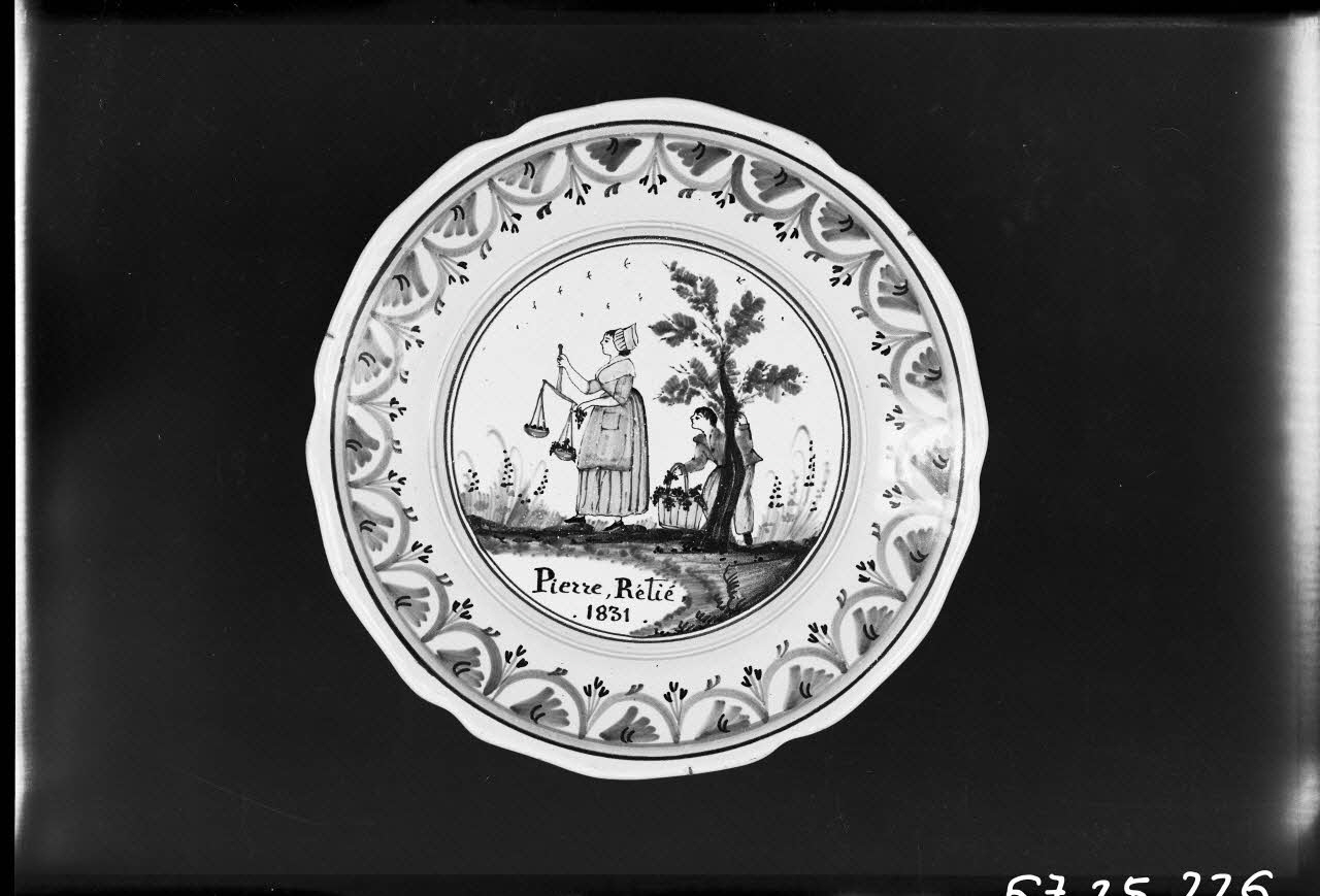 Alain Guey photographie Assiette en faïence polychrome avec inscription "Pierre Rétié. 1831" Ile-de-France, France 1967/4/1 Ph.1967.25.226 Photo