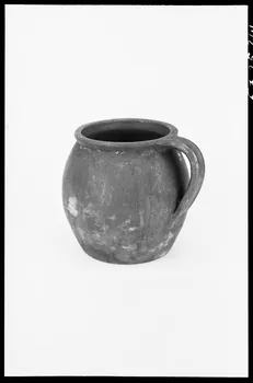 Alain Guey photographie Pot en terre non vernissée à une anse Ile-de-France, France 1967/3/1 Ph.1967.25.241 Photo