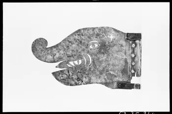 Alain Guey photographie Enseigne en cuivre jaune découpé en forme de tête d'éléphant Ile-de-France, France 1967/3/1 Ph.1967.25.244 Photo