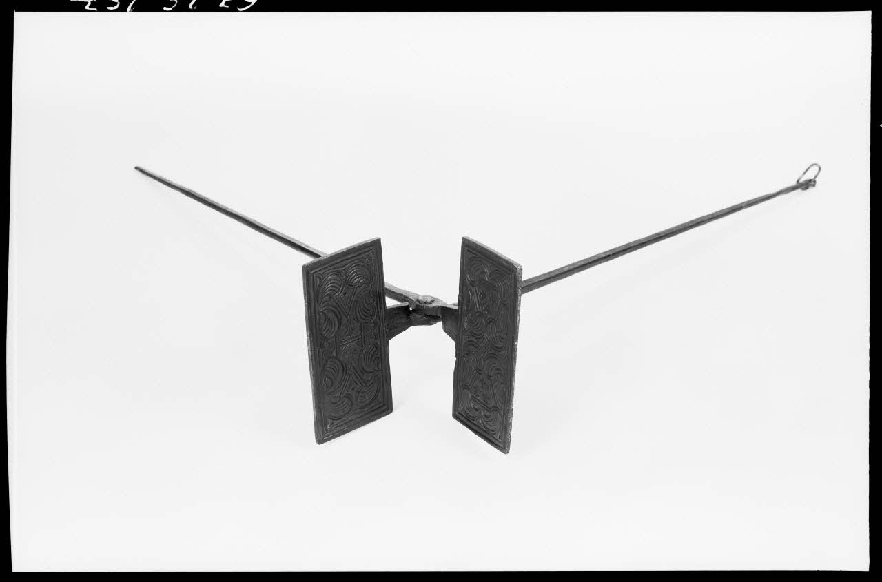 Alain Guey photographie Gaufrier en fer forgé avec spatules de forme rectangulaire Ile-de-France, France 1967/3/1 Ph.1967.25.257 Photo
