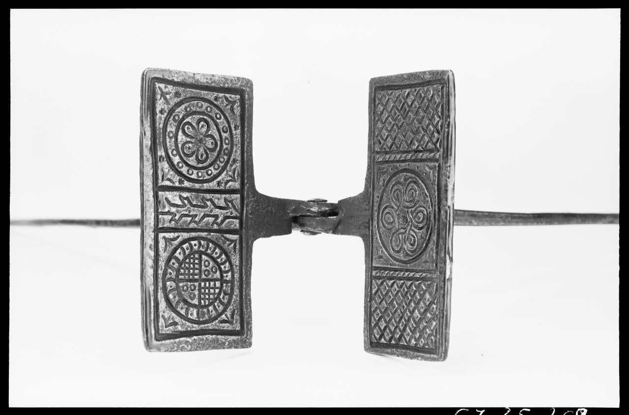 Alain Guey photographie Gaufrier en fer forgé avec spatules de forme rectangulaire. Détail Ile-de-France, France 1967/3/1 Ph.1967.25.269 Photo