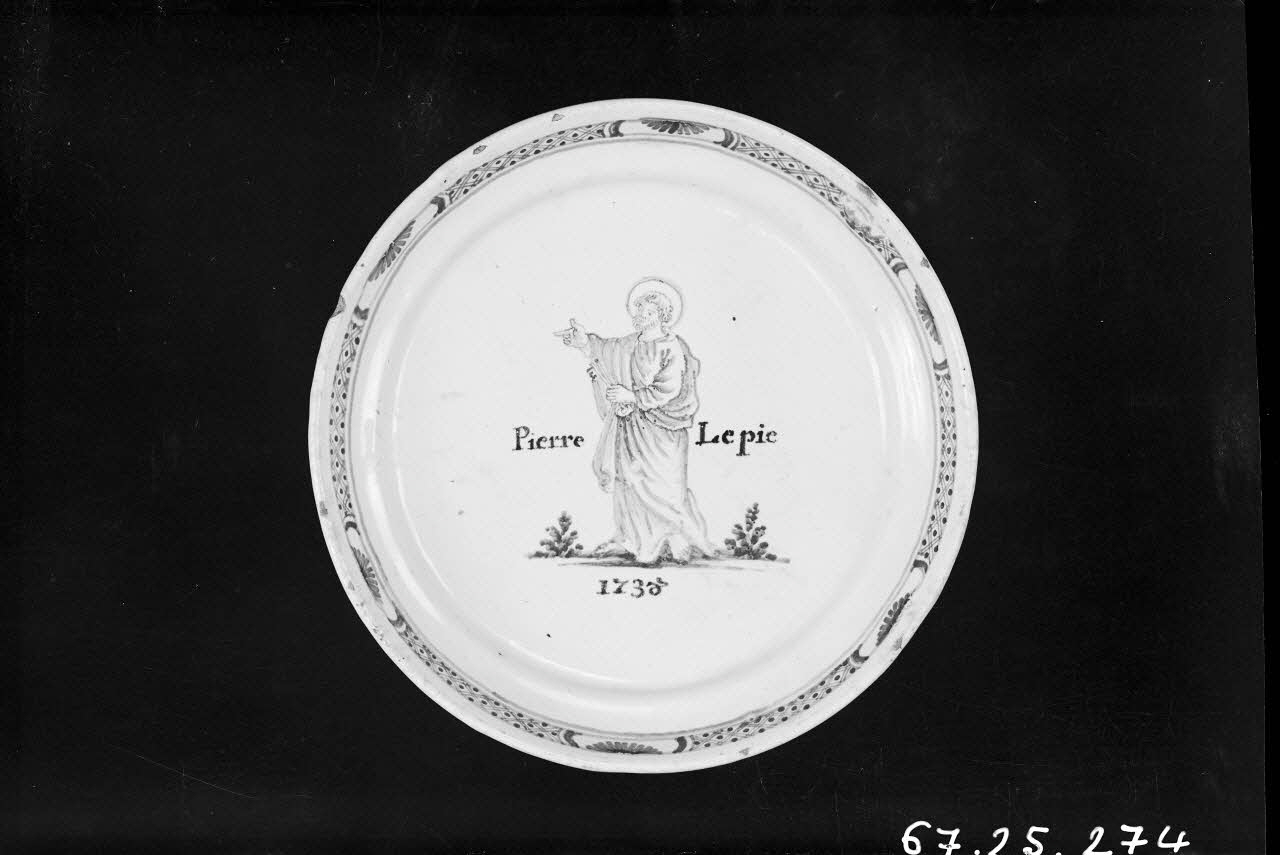 Alain Guey photographie Assiette à décor bleu avec inscription "Pierre le Pic 1738" Ile-de-France, France 1967/3/1 Ph.1967.25.274 Photo