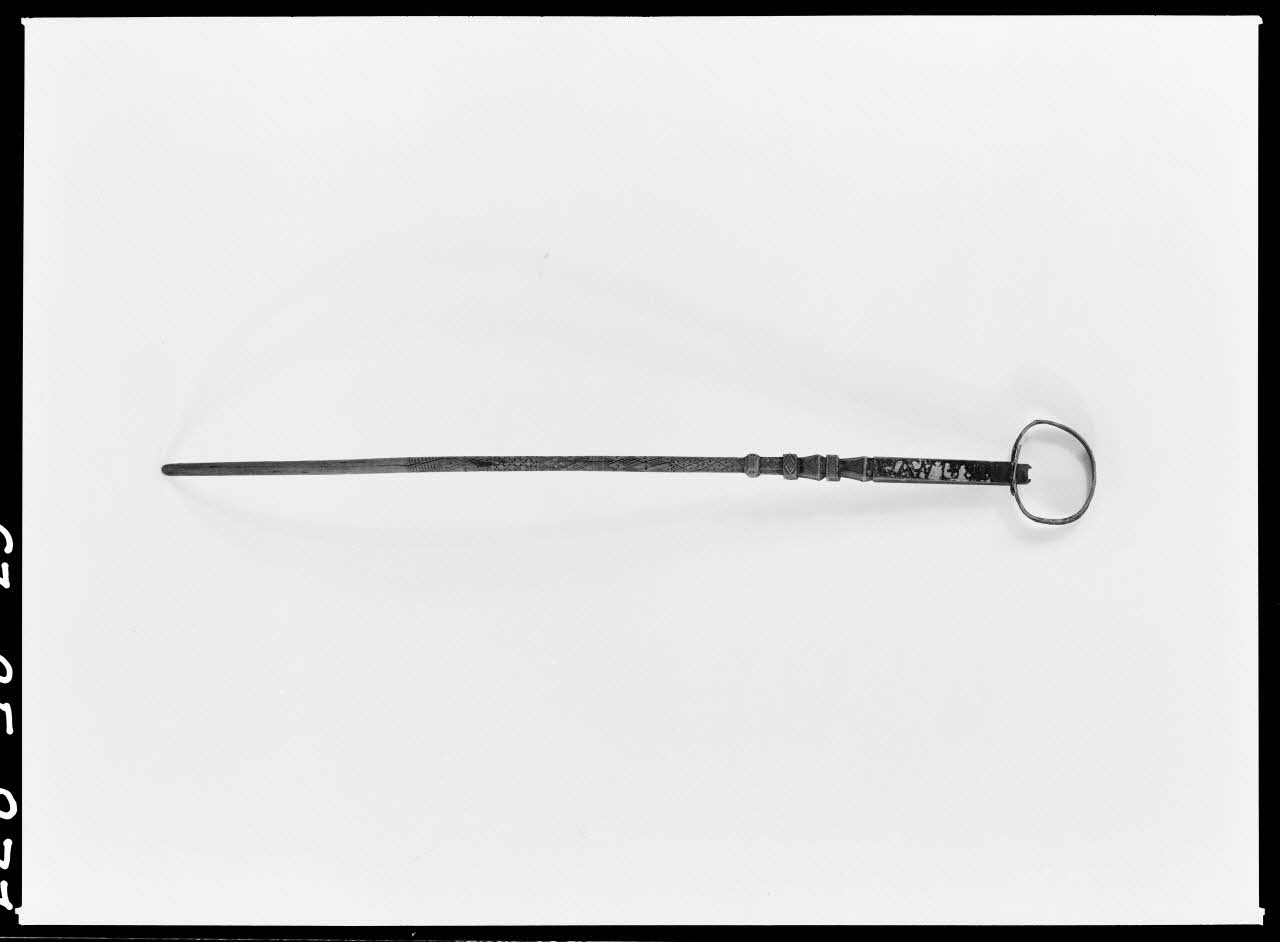 Alain Guey photographie Quenouille à laine avec inscription "Anne AB l'an 1887" Ile-de-France, France 1967/3/1 Ph.1967.25.277 Photo