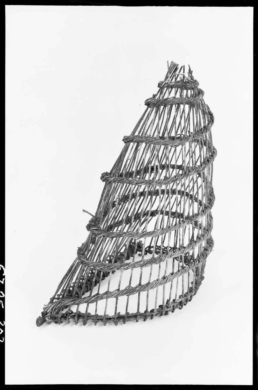 Alain Guey photographie Nasse à anguilles bipartite avec entonnoir. En osier tressé (détail) Ile-de-France, France 1967/3/1 Ph.1967.25.302 Photo