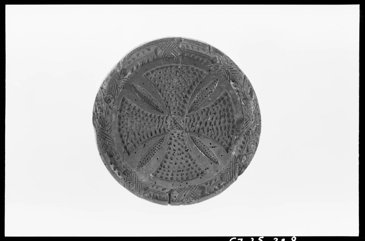 Alain Guey photographie Moule à gâteau en bois daté du 18è siècle. Bas-Rhin Ile-de-France, France 1967/3/1 Ph.1967.25.328 Photo