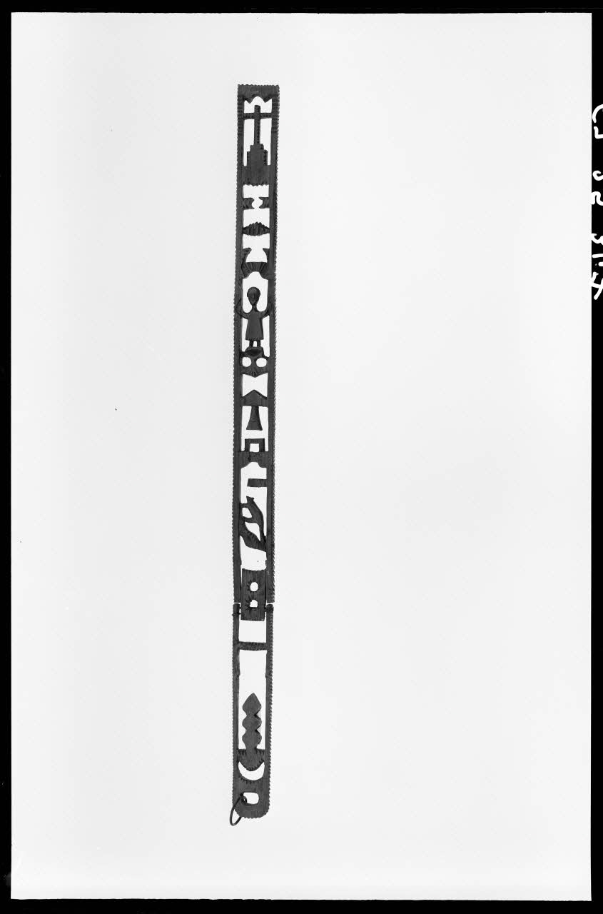 Alain Guey photographie Porte-lampe en bois daté du 18è siècle. Bas-Rhin Ile-de-France, France 1967/3/1 Ph.1967.25.347 Photo