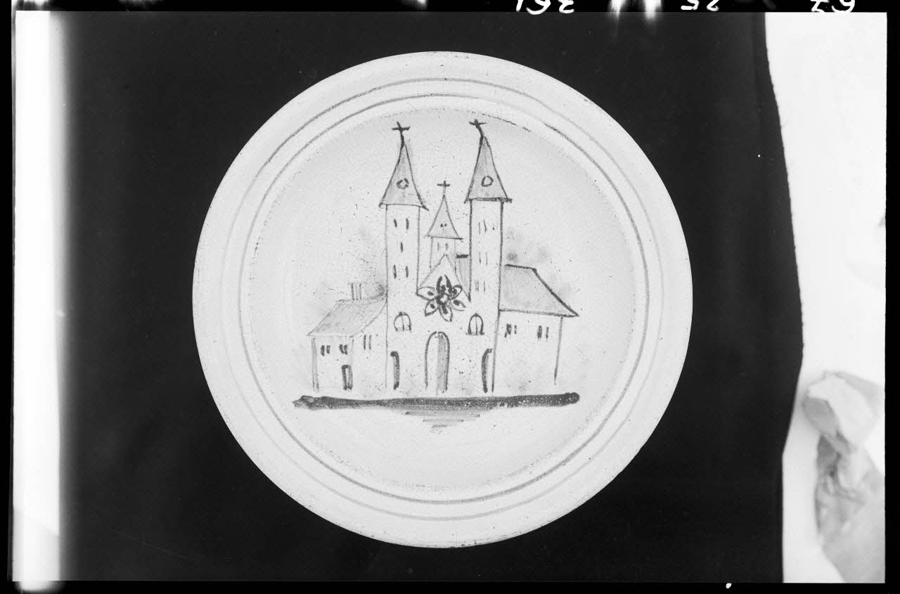 Alain Guey photographie Plat en faïence polychrome décoré d'une église Ile-de-France, France 1967/3/1 Ph.1967.25.361 Photo