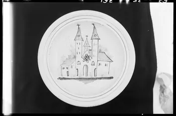 Alain Guey photographie Plat en faïence polychrome décoré d'une église Ile-de-France, France 1967/3/1 Ph.1967.25.361 Photo