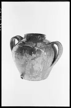 Alain Guey photographie Cruche à deux anses avec bec verseur dans la partie inférieure Ile-de-France, France 1967/6/1 Ph.1967.25.377  Photo