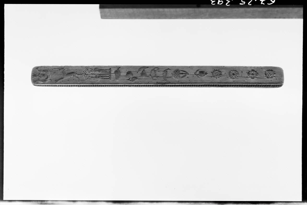 Alain Guey photographie Moule à gâteau en bois sculpté à décor d'animaux et de fruits Ile-de-France, France 1967/6/1 Ph.1967.25.393 Photo