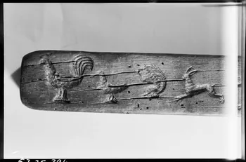 Alain Guey photographie Moule à gâteau en bois sculpté à décor d'animaux et de fruits (détail) Ile-de-France, France 1967/6/1 Ph.1967.25.394  Photo