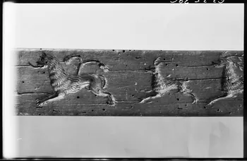 Alain Guey photographie Moule à gâteau en bois sculpté à décor d'animaux et de fruits (détail) Ile-de-France, France 1967/6/1 Ph.1967.25.396  Photo