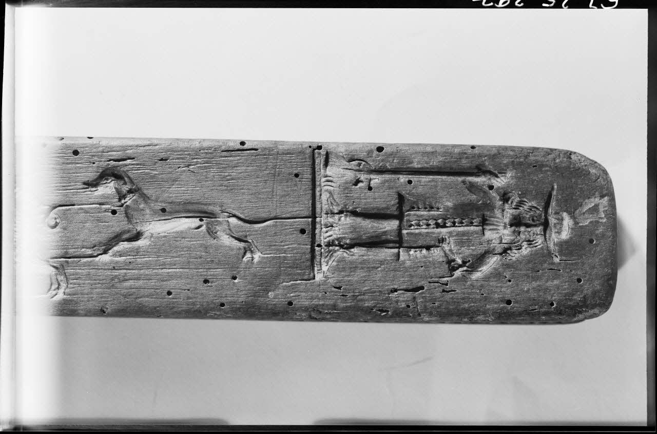 Alain Guey photographie Moule à gâteau en bois sculpté à décor d'animaux et de fruits (détail) Ile-de-France, France 1967/6/1 Ph.1967.25.397 Photo