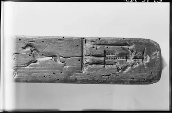 Alain Guey photographie Moule à gâteau en bois sculpté à décor d'animaux et de fruits (détail) Ile-de-France, France 1967/6/1 Ph.1967.25.397  Photo
