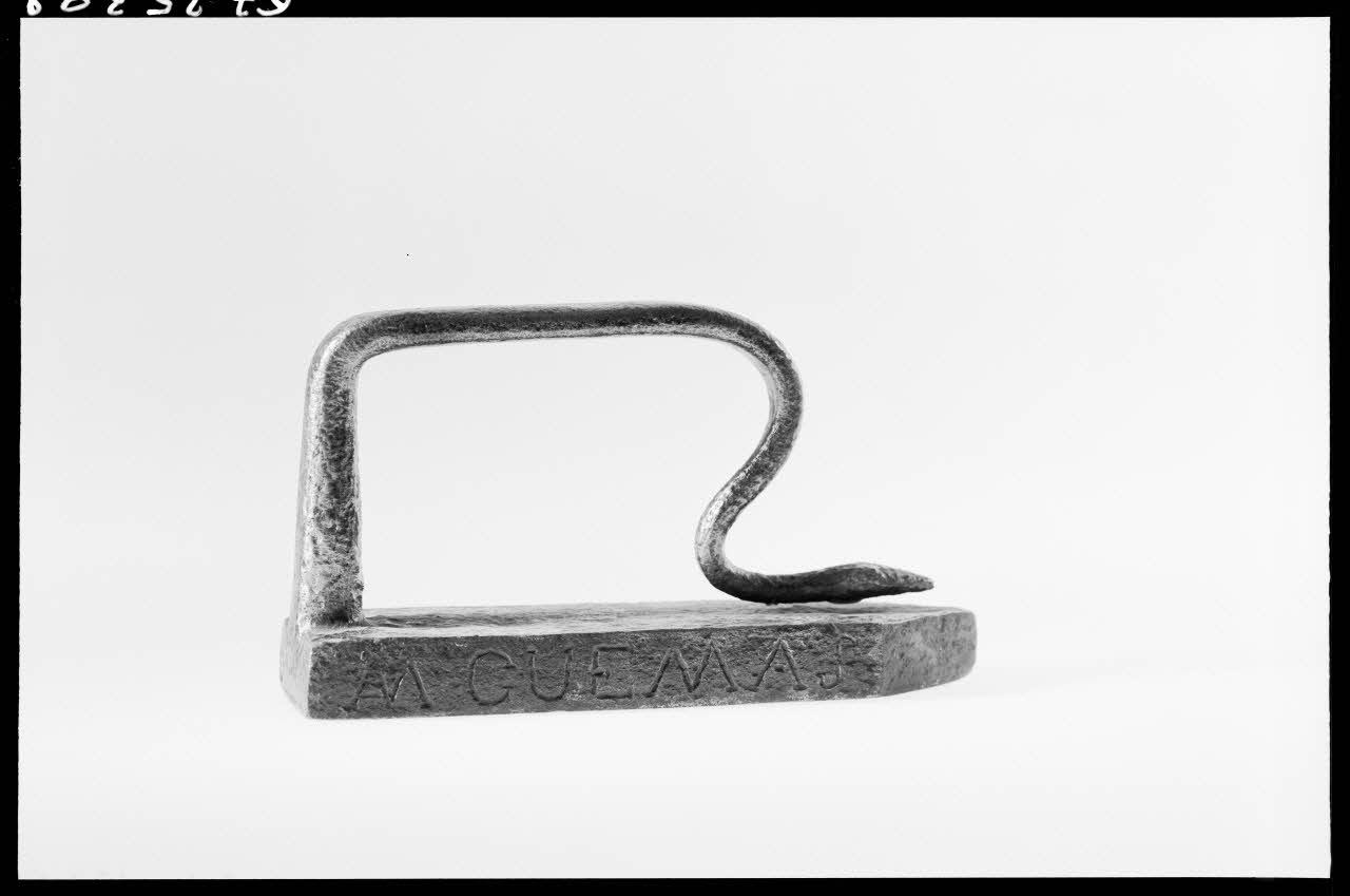 Alain Guey photographie Fer à repasser en fer forgé avec poignée serpentiforme. Provient d'Anjou. Daté du 19è siècle Ile-de-France, France 1967/6/1 Ph.1967.25.398 Photo