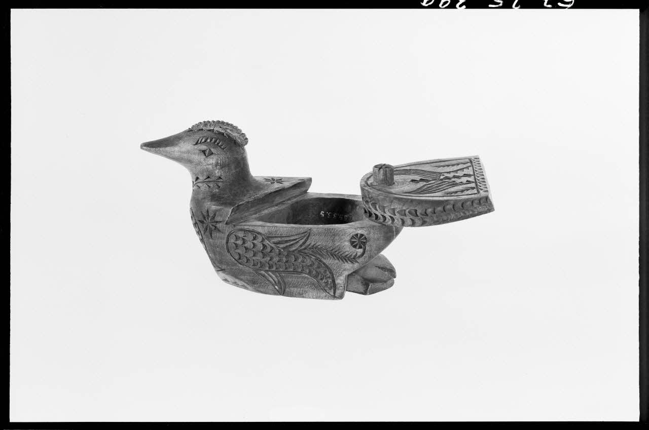 Alain Guey photographie Boîte à sel en bois sculpté en forme de canard. Provient de Maurienne. Daté du 18è siècle Ile-de-France, France 1967/6/1 Ph.1967.25.399 Photo