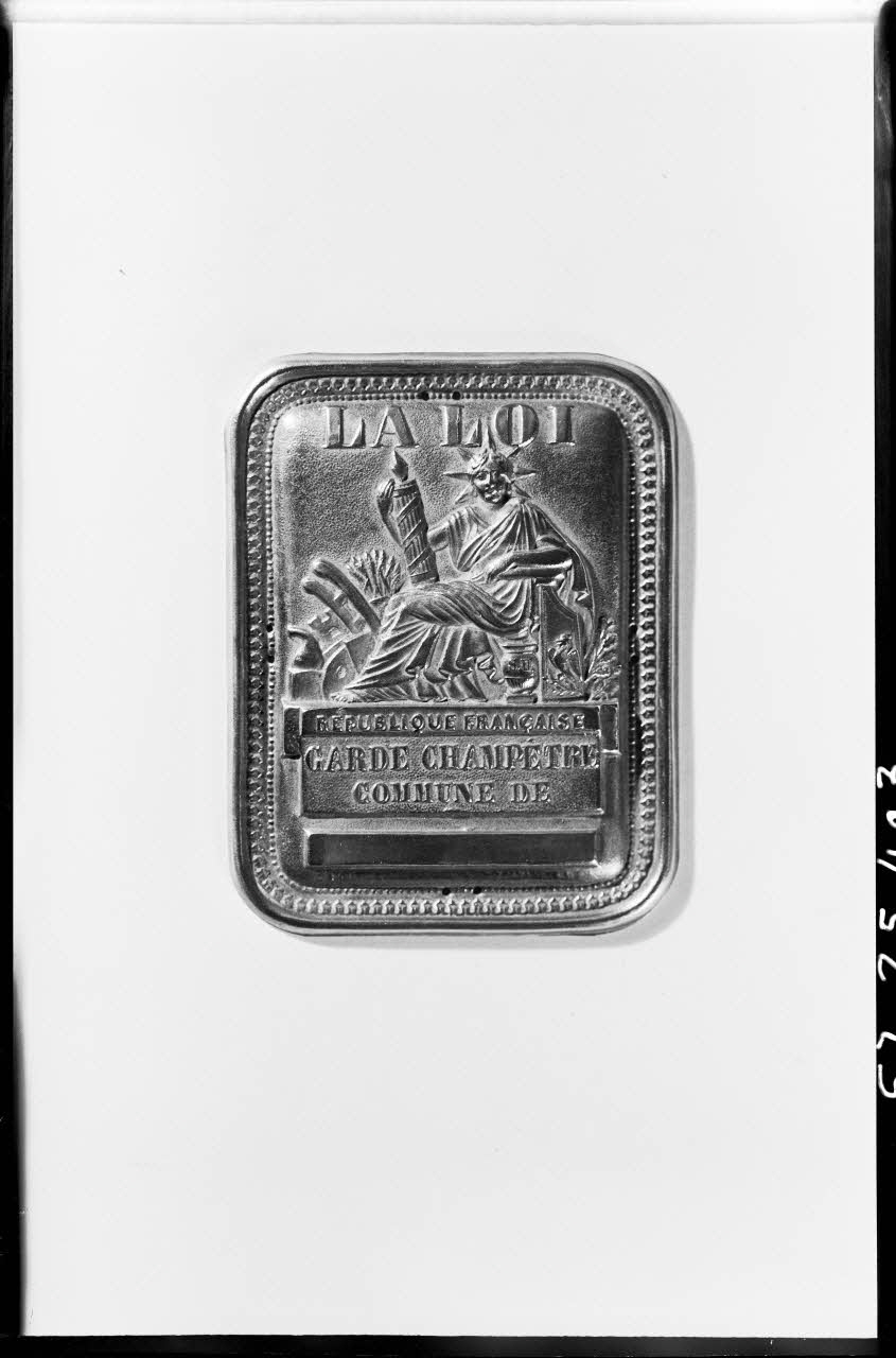 Alain Guey photographie Plaque de garde-champêtre en cuivre jaune Ile-de-France, France 1967/6/1 Ph.1967.25.403 Photo