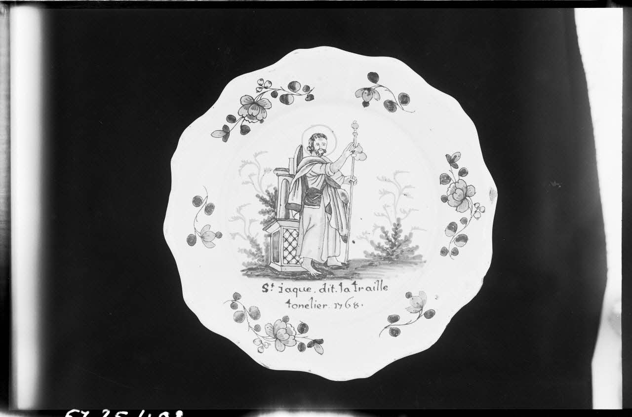 Alain Guey photographie Assiette à décor floral et personnage. "Saint Jaque dit la Traille" Ile-de-France, France 1967/6/1 Ph.1967.25.408 Photo
