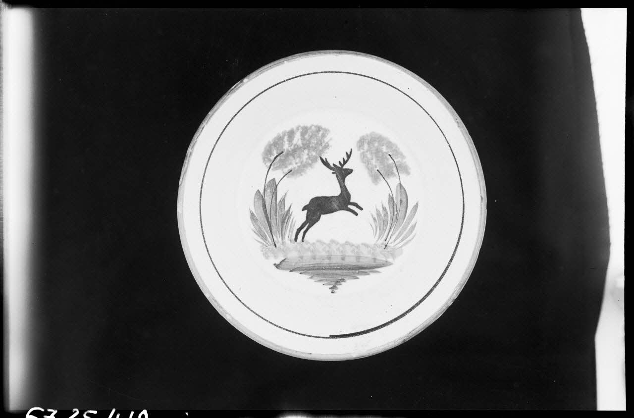 Alain Guey photographie Assiette à décor de cerf Ile-de-France, France 1967/6/1 Ph.1967.25.410 Photo