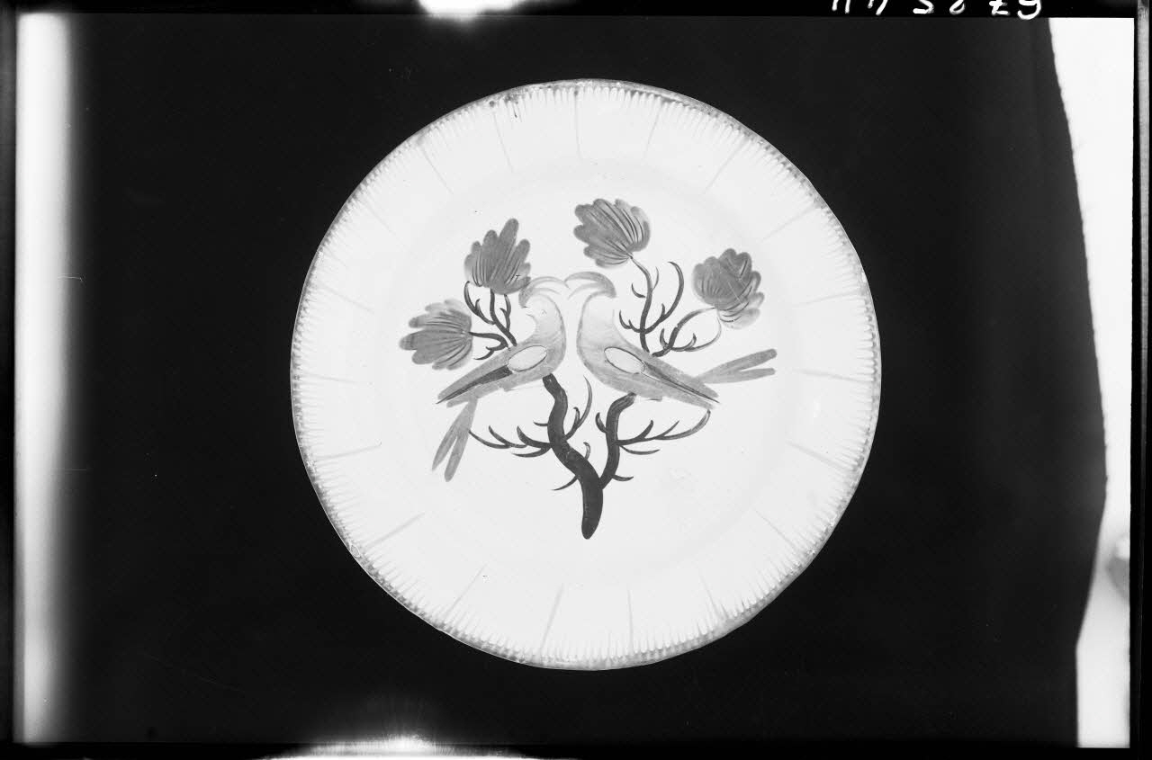 Alain Guey photographie Assiette décorée de deux oiseaux Ile-de-France, France 1967/6/1 Ph.1967.25.411 Photo