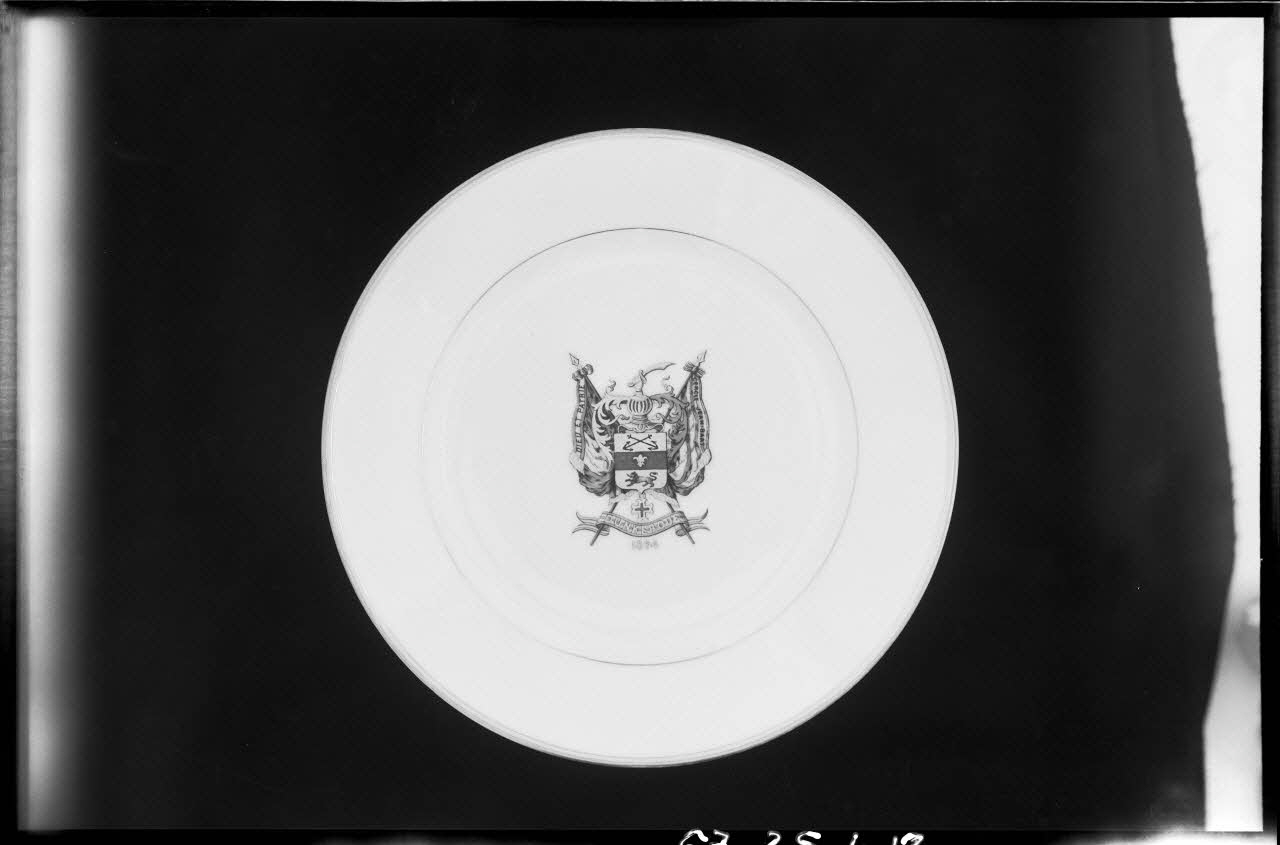 Alain Guey photographie "Dunkerque 1894. Dieu et Patrie. Cercle Jean Bart". Assiette de société Ile-de-France, France 1967/6/1 Ph.1967.25.412 Photo