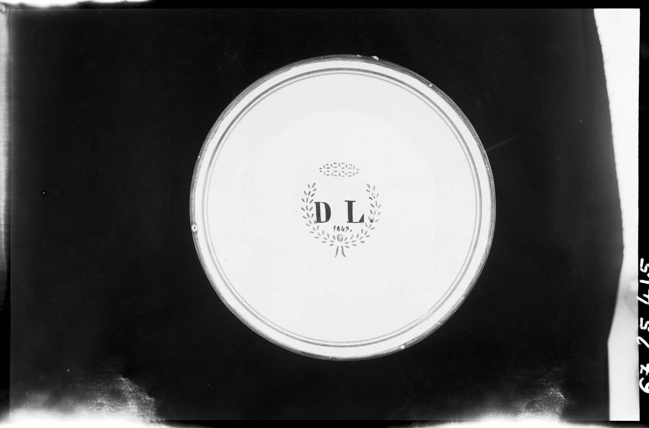 Alain Guey photographie Assiette marquée "D.L. 1849" Ile-de-France, France 1967/6/1 Ph.1967.25.415 Photo