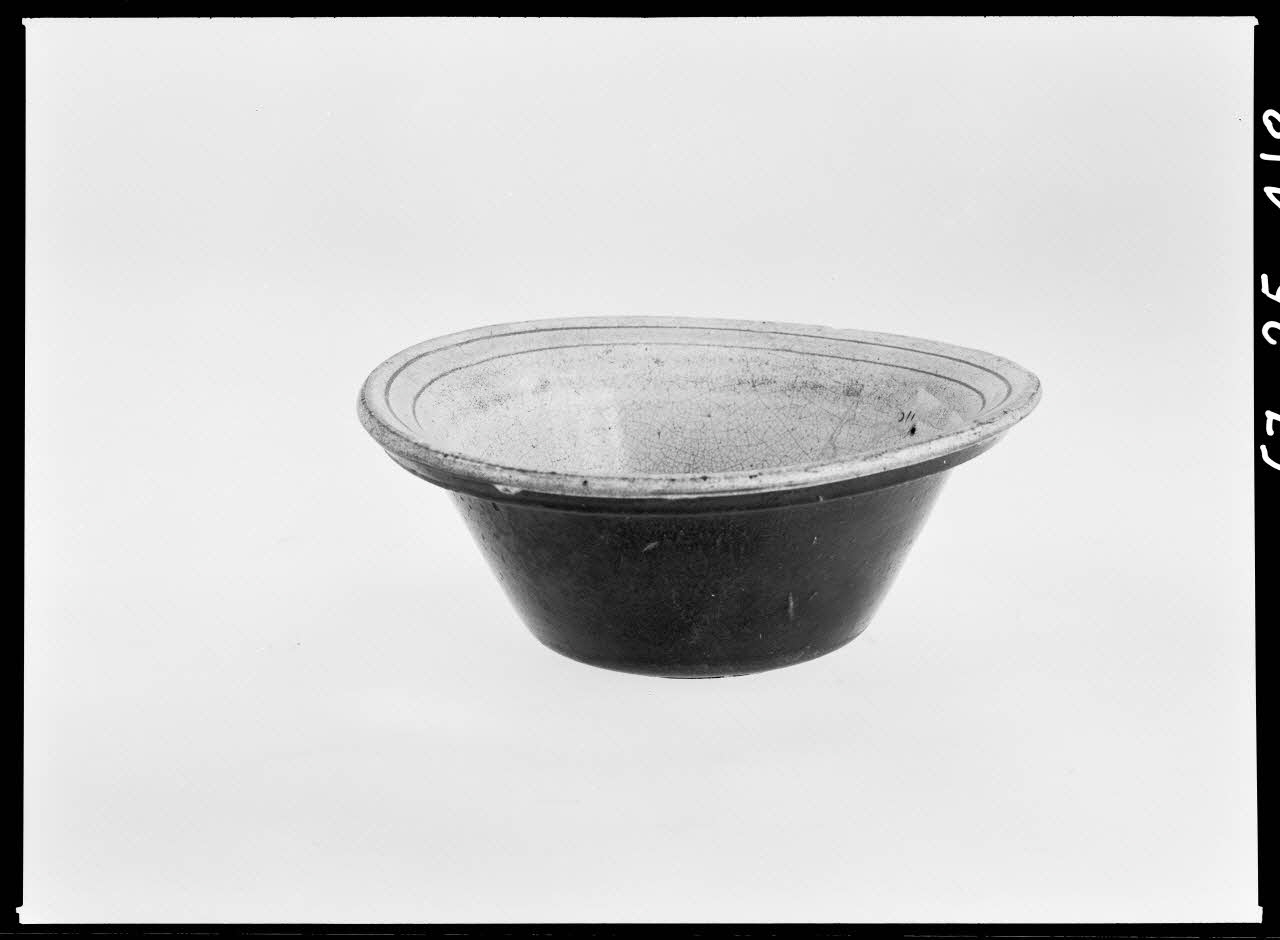 Alain Guey photographie Saladier à décor polychrome et surface intérieure à émail stannifère Ile-de-France, France 1967/6/1 Ph.1967.25.418 Photo